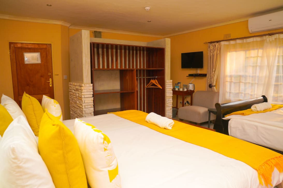 Guest room with a double bed, wardrobe and TV