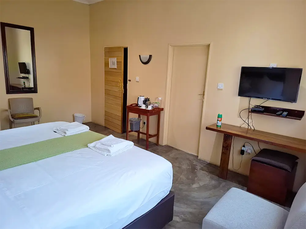 Guest room with a double bed, TV and desk